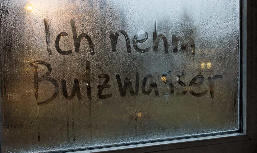 Butzwsser auf die Duschscheibe geschrieben